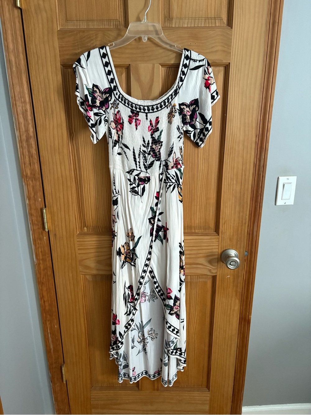 White Floral Maxi Dress with Scoop Neck and Short Sleeves